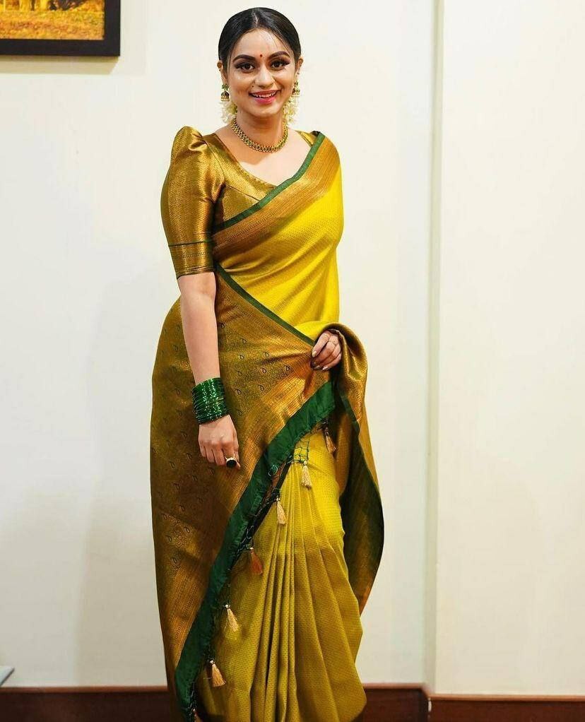 Yellow_Embellished_Banarasi_Jacquard_Saree_(Yellow)